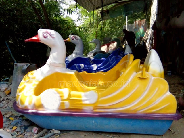 Jual Harga Murah Pabrik Produsen Sepeda Air Fiberglass Bebek Bangka