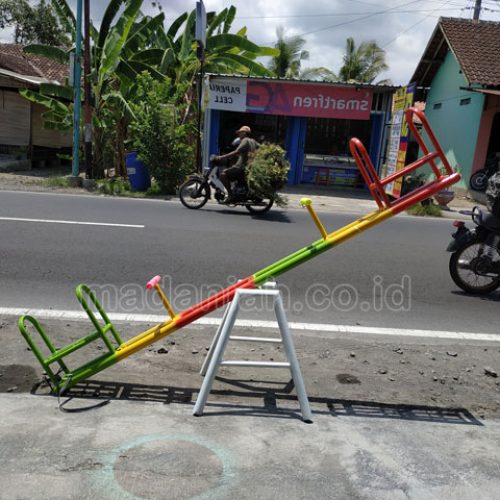 Jual Harga Murah Mainan Jungkitan Anak TK PAUD Mamasa