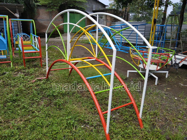 Jual Murah Mainan Tangga Majemuk Setengah Lingkaran TK Banjarbaru