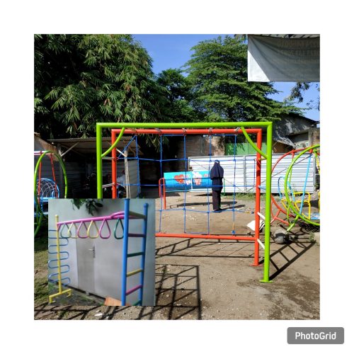 Kabupaten Nagan Raya adalah sebuah kabupaten di provinsi Aceh, Indonesia. Ibu kotanya Suka Makmue, yang berjarak sekitar 287 km atau 6 jam perjalanan dari Banda Aceh. Kabupaten ini berdiri berdasarkan UU Nomor 4 Tahun 2002, tanggal 2 Juli 2002 sebagai hasil pemekaran Kabupaten Aceh Barat. Pada akhir tahun 2023, jumlah penduduk Nagan Raya sebanyak 176.461 jiwa. Kata Nagan memiliki kemiripan dengan nama 5 kecamatan yang ada di kabupaten tersebut, namun secara arti bahasa sampai sejauh ini sama sekali tidak ada dalam kosakata Aceh. Pun, belum terketemukan landasan historis, maupun hasil penelitian yang jelas terkait dari mana penyebutan nama tersebut muncul. Sedangkan Raya berarti besar, menunjuk semua kecamatan yang ada di Nagan, kendati di dalam nama kecamatan tersebut tidak tercantum kata “Nagan”, misalnya Beutoeng, salah satu kecamatan. Potensi Kabupaten Nagan Raya berada di pantai barat Sumatra yang subur dan sangat cocok bagi pertanian, khususnya padi yang terpusat di Kecamatan Seunagan, Seunagan Timur, dan Beutong karena ditunjang oleh Sungai Krueng Beutong dan Sungai Krueng Nagan yang mengalir di wilayah tersebut. Potensi lainnya adalah usaha peternakan dan perkebunan terutama kelapa sawit. Karena sumber daya pertaniannya yang melimpah, maka Nagan Raya dikenal sebagai salah satu lumbung beras utama di Aceh. Bahkan Soeharto, mantan presiden RI pernah berkunjung ke Nagan Raya, sebagai apresiasinya terhadap pertumbuhan hasil pertanian di daerah tersebut (tahun 1987). Sebelum adanya gangguan keamanan pada masa konflik Aceh, Nagan Raya menjadi pusat bagi transmigran yang menghidupkan sektor pertanian di kawasan ini. Namun setelah tahun 2001 banyak transmigran yang meninggalkan unit-unit permukimannya karena gangguan dan ancaman dari kelompok sipil bersenjata. Diharapkan setelah kondisi keamanan membaik, para transmigran kembali untuk menyemarakkan perekenomian Nagan Raya, dari sejak kabupaten tersebut belum genap berusia 2 tahun ini.(Sumber)