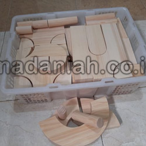 Distributor Balok PDK Natural Pinus di Muna Barat