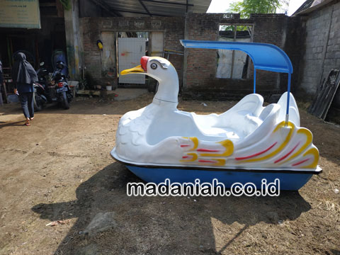 Pengrajin Sepeda Bebek Air Halmahera Barat