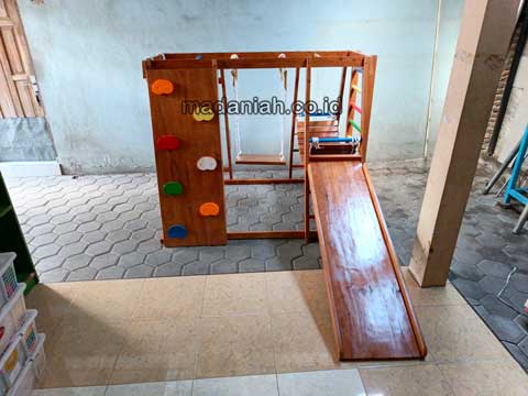 Jual Playground Kayu Brakiasi Waropen