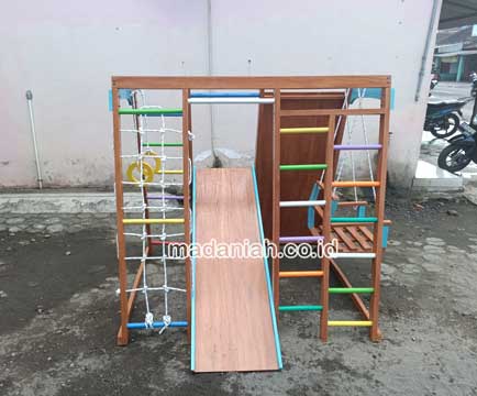 Pengadaan Playground Brakiasi Kayu Banjar