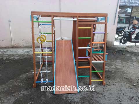 Pengadaan Playground Brakiasi Kayu Buton Tengah