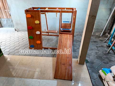 Pengadaan Playground Brakiasi Kayu Kupang