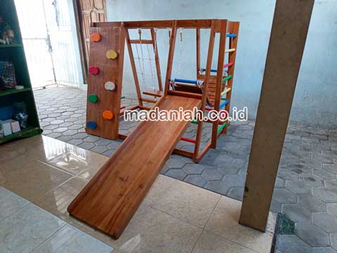 Pengadaan Playground Brakiasi Kayu Kutai Kartanegara