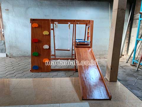 Pengadaan Playground Brakiasi Kayu Lampung Utara