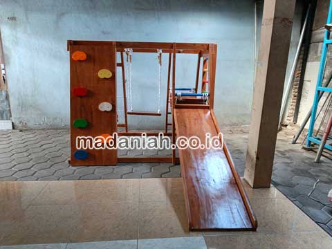 Pengadaan Playground Brakiasi Kayu Majene