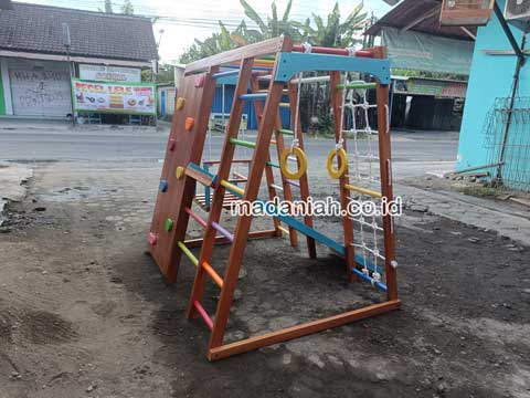 Pengadaan Playground Brakiasi Kayu Pangandaran Murah