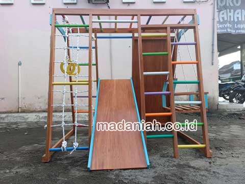Pengadaan Playground Brakiasi Kayu Pesisir Selatan