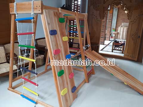 Produsen Playground Brakiasi Kayu Toraja Utara