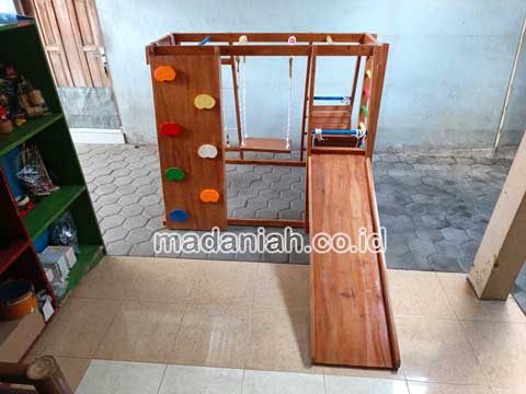 Pengadaan Playground Brakiasi Anak Banggai Laut