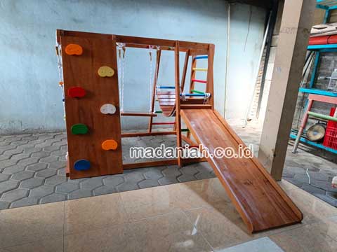 Pengadaan Playground Brakiasi Anak Bangkalan