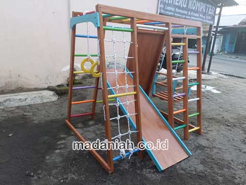 Pengadaan Playground Brakiasi Anak Biak Numfor