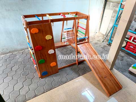 Pengadaan Playground Brakiasi Anak Kepulauan Tanimbar
