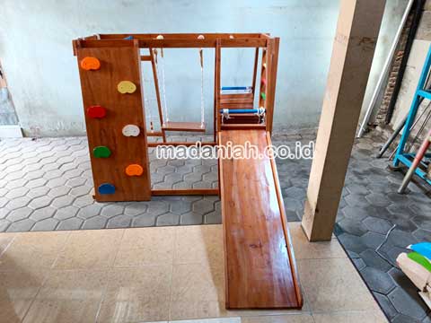 Pengadaan Playground Brakiasi Anak Kubu Raya