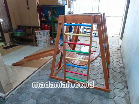 Pengadaan Playground Brakiasi Anak Minahasa Utara