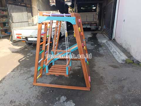 Pengadaan Playground Brakiasi Anak Sekadau