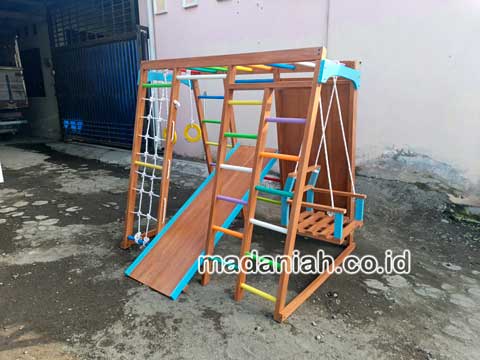 Pengadaan Playground Brakiasi Anak Teluk Wondama