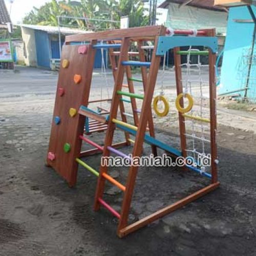 Pengadaan Playground Brakiasi Kayu Halmahera Barat