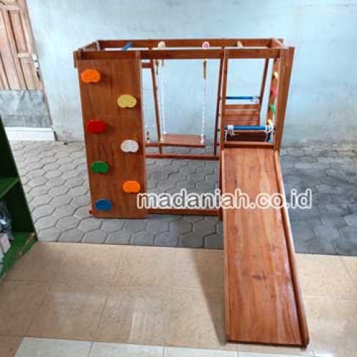 Pengadaan Playground Brakiasi Kayu Halmahera Selatan