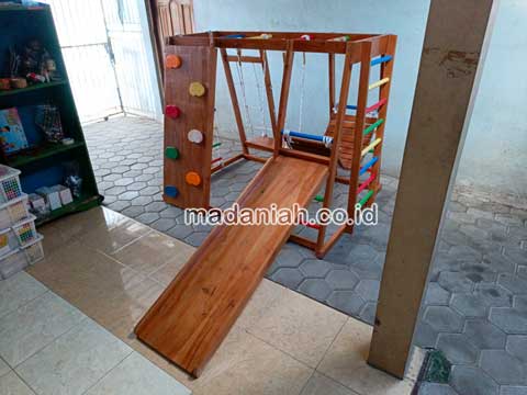 Pengadaan Playground Brakiasi Kayu Kapuas