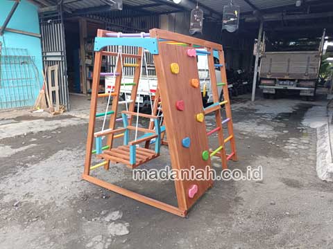 Pengadaan Playground Brakiasi Kayu Manokwari