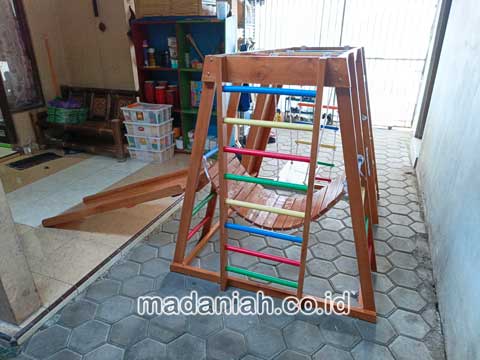 Produsen Playground Brakiasi Kayu Biak Numfor Berpengalaman