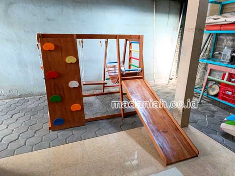 Toko Playground Brakiasi Anak Kepulauan Aru