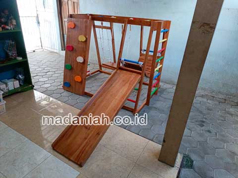 Toko Playground Brakiasi Kayu Manggarai Timur